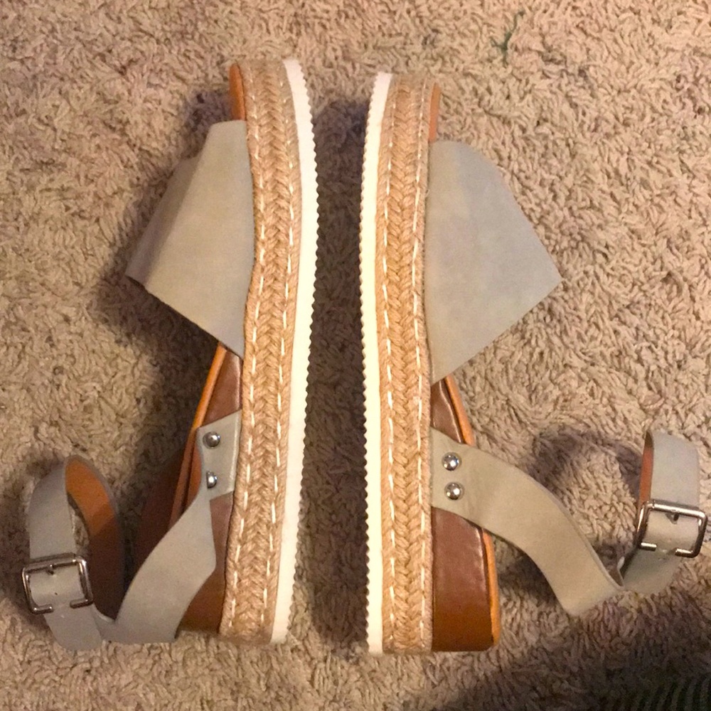 Grey platform sandal - Picture 3 of 3